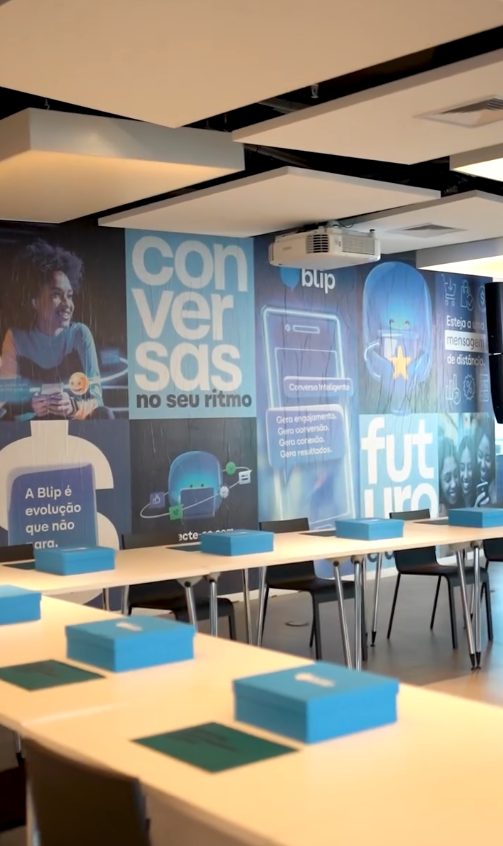 Sala montada para as mesas privadas